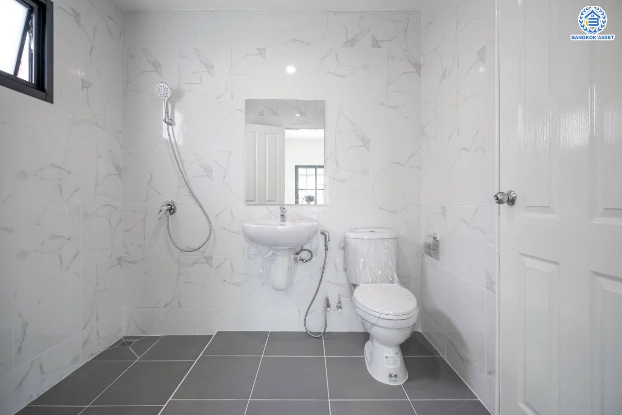 บ้านมือสองตกแต่งใหม่ โครงการ ชัยพฤกษ์ ทวีวัฒนา แบรนด์ LH เนื้อที่ 51 ตร.ว. ตอบโจทย์ทุกการอยู่อาศัย ด้วยฟังก์ชัน 3 ห้องนอน 2 ห้องน้ำ 1 ที่จอดรถ บนทำเลศักยภาพ เชื่อมต่อทางคู่ขนานลอยฟ้าบรมราชชนนี ใกล้ ม.มหิดล และเซ็นทรัลศาลายา